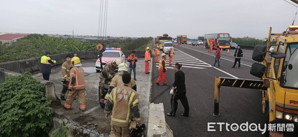 ▲台中市第二分局警車，車禍翻落路旁邊坡，車上2名警員及1名人犯受傷，3人意識清醒送醫暫無生命危險。（圖／記者林悅翻攝，下同）