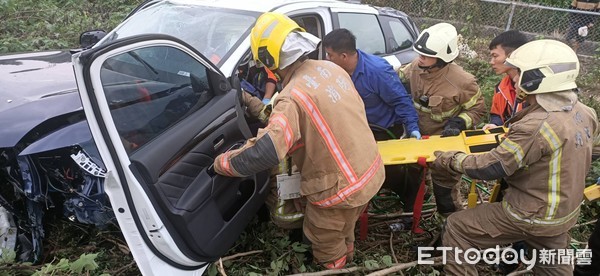 ▲台中市第二分局警車，車禍翻落路旁邊坡，車上2名警員及1名人犯受傷，3人意識清醒送醫暫無生命危險。（圖／記者林悅翻攝，下同）