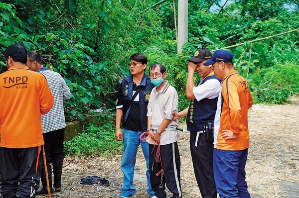 殺害同居人的凶手陳文釧，被警方帶回現場模擬。（翻攝畫面）