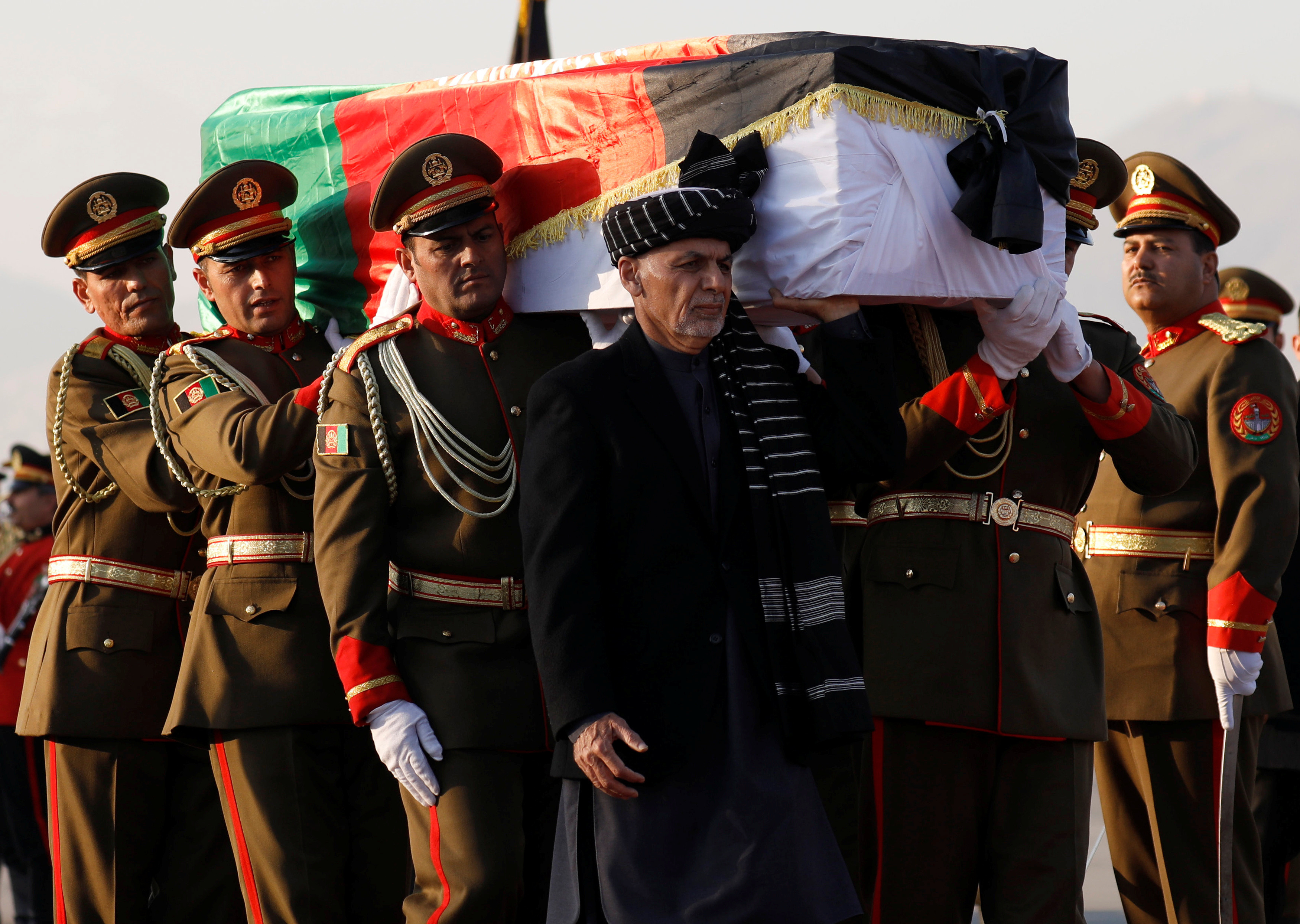 ▲▼中村哲家人趕到阿富汗；阿富汗總統親自為他抬棺。（圖／路透）