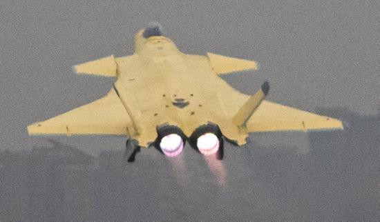 一架新批次黃皮殲-20出廠試飛照片，疑似已換上鋸齒噴管新航發，其型號推斷很可能是渦扇-10太行發動機的改型。（圖／翻攝自大陸網站）