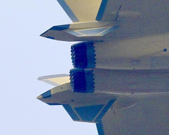 一架新批次黃皮殲-20出廠試飛照片，疑似已換上鋸齒噴管新航發，其型號推斷很可能是渦扇-10太行發動機的改型。（圖／翻攝自大陸網站）