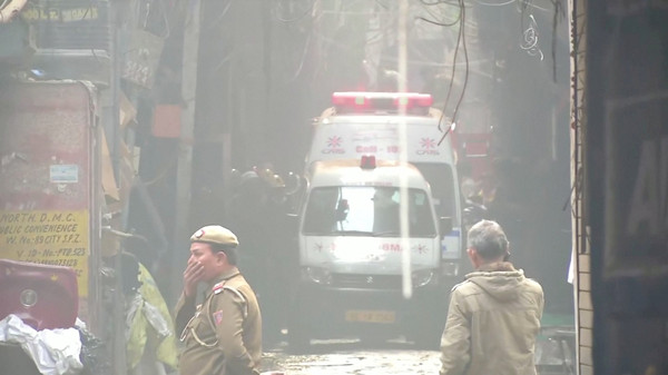 ▲▼  印度新德里工廠大火43死  。（圖／路透）