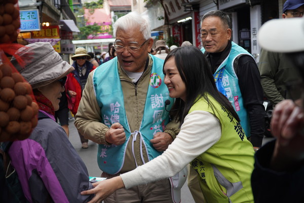 ▲▼前台北縣長二度替謝佩芬站台、掃街。（圖／謝佩芬競選辦公室）