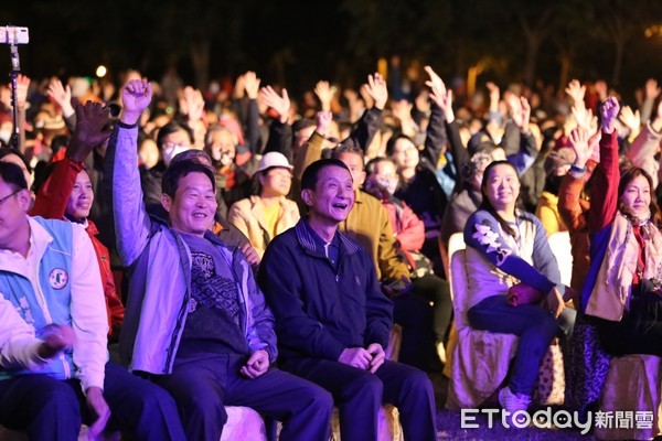 ▲「冬戀民歌暖心回味」7日晚在屏東市千禧公園大草原登場，吸引近5千歌迷到場欣賞，氣氛熱絡           。（圖／記者陳崑福翻翻攝）