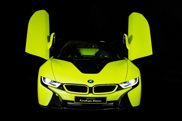 全球僅此一台的「萊姆綠」BMW i8敞篷版　內裝Alcantara麂皮面料狂灑不用錢（圖／翻攝自BMW）
