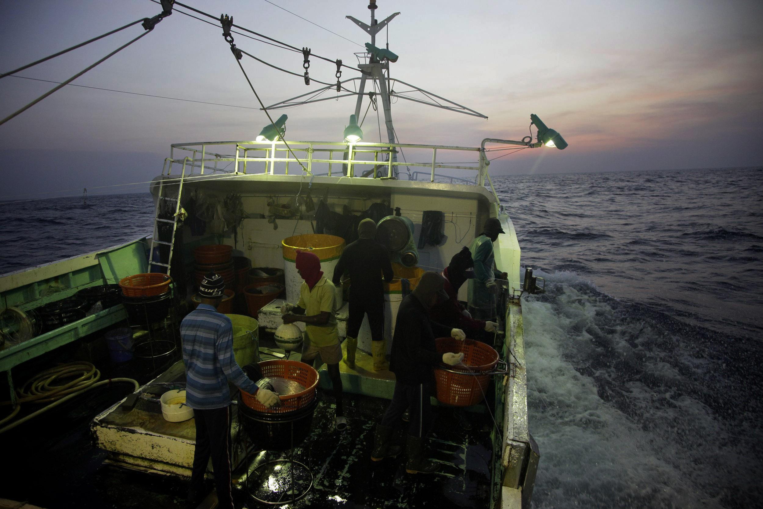 ▲▼綠色和平東南亞辦公室向國際媒體發布「海上奴役」調查報告,漁船,漁工。（圖／綠色和平提供）