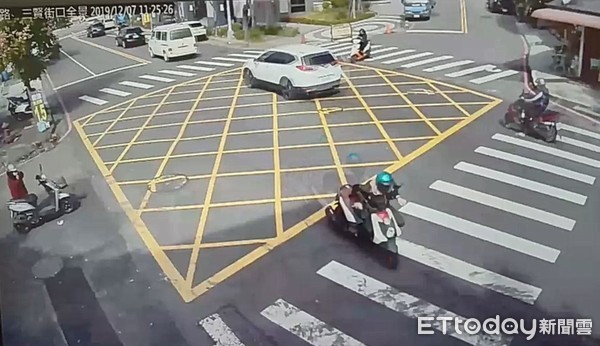 ▲▼黃小姐騎車經過路口突然自摔倒地。（圖／民眾提供）