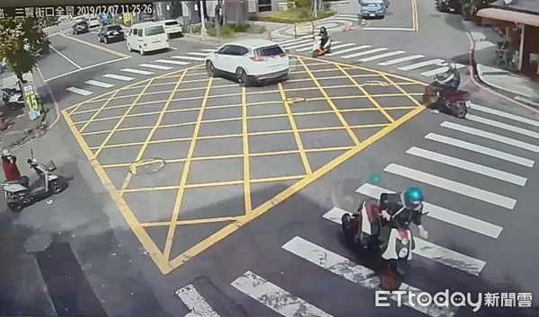 ▲▼黃小姐騎車經過路口突然自摔倒地。（圖／民眾提供）