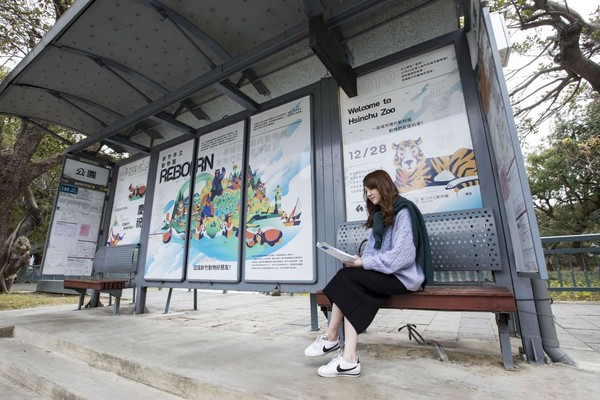 ▲新竹市城銷處在公車站牌、垃圾車佈置上新竹市立動物園開園消息。（圖／新竹市政府提供）