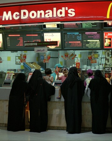 ▲沙烏地阿拉伯達蘭（Dhahran）購物中心中的麥當勞，一群女性在「女士專用」的櫃台點餐。（圖／達志影像／美聯社）