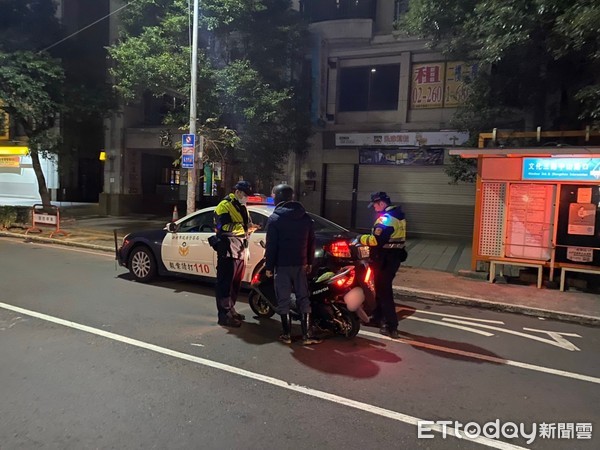 ▲▼林口警方深夜針對噪音改裝機車攔查。（圖／記者陳豐德翻攝）