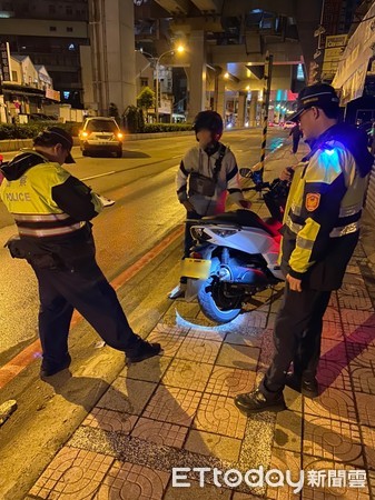 ▲▼林口警方深夜針對噪音改裝機車攔查。（圖／記者陳豐德翻攝）