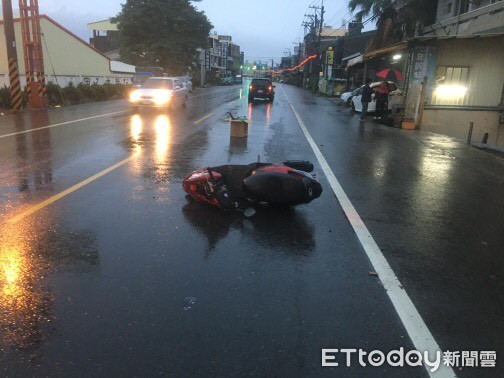 ▲蕭姓保全下班後自撞停放路邊的貨車，還來不及起身又遭後車輾過，當場失去生命跡象。（圖／讀者提供）