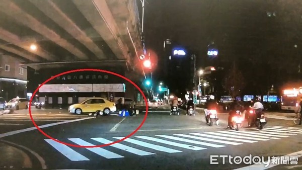 ▲▼金山北路與八德路交岔路口車禍，男騎士遭計程車司機和重機騎士先後撞擊。（圖／網友提供）