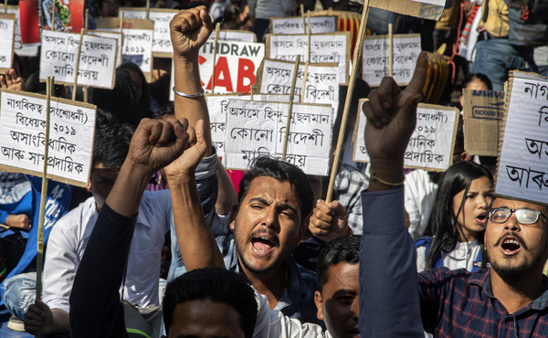 ▲印度古瓦哈提（Gauhati）民眾6日走上街頭抗議《公民身分修正法案》（CAB）。（圖／達志影像／美聯社）
