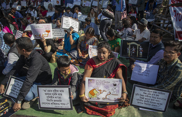 ▲印度古瓦哈提（Gauhati）民眾6日走上街頭抗議《公民身分修正法案》（CAB）。（圖／達志影像／美聯社）