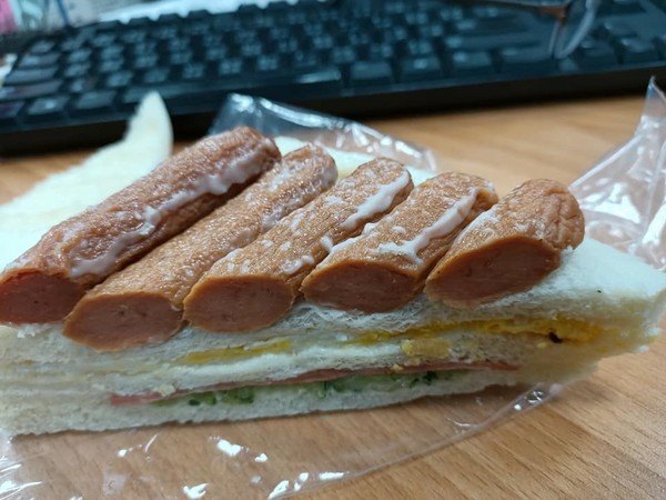 ▲▼    網友買三明治，老闆要求買２份         。（圖／翻攝自爆廢公社）