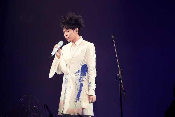 ▲▼吳青峰6日在上海開唱，以幽默標語要粉絲不要錄影拍攝。（圖／環球提供）
