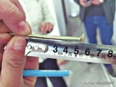 ▲▼6公分的釘子打穿地板。（圖／翻攝《今日頭條》）