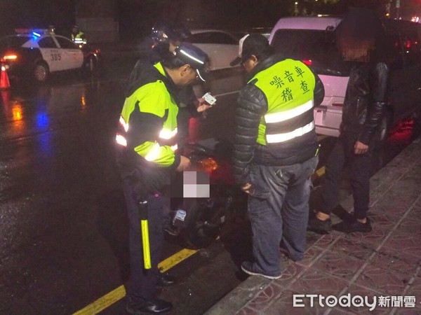 ▲ 改裝機車噪音引民怨 三峽警深夜執行「好眠專案」聯合稽查。（圖／記者郭世賢翻攝）