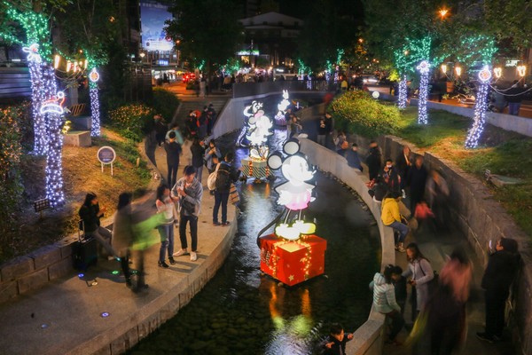 ▲正在綠川展覽的迪士尼部份燈飾惡意破壞。（圖／台中市政府提供）