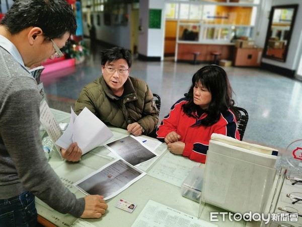 ▲陳允萍協助陳女跑公家單位辦理所有應備的公文流程，爭取流浪在西班牙小島38年的陳男能盡快回鄉             。（圖／記者楊鈞典翻攝）