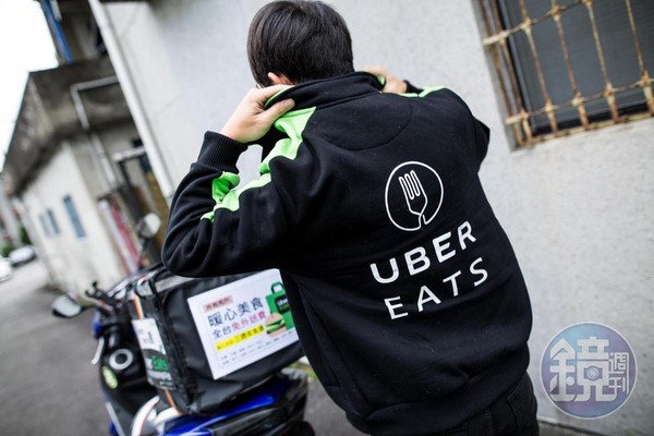 UberEats沒有制服，但周世昌在市面上找了綠黑絨外套，燙上平台字樣，成為自製制服，展現敬業精神。