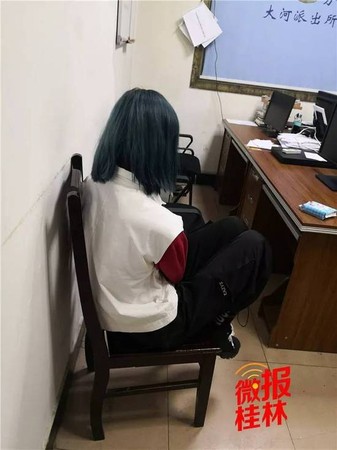 ▲19歲綠髮妹不滿男友要分手，在最後擁抱時拿刀割傷對方臉頰。（圖／翻攝自桂林晚報，下同）