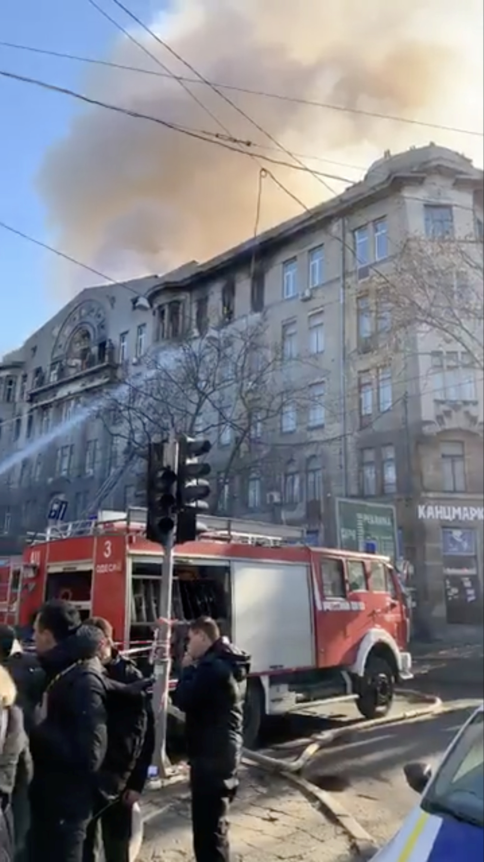 ▲烏克蘭的大學起火。（圖／路透）