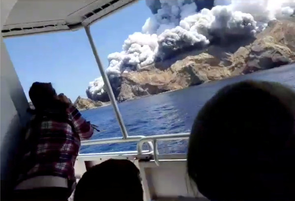 ▲紐西蘭懷特島（White Island）2019年12月9日爆發，船上遊客反應。（圖／路透）