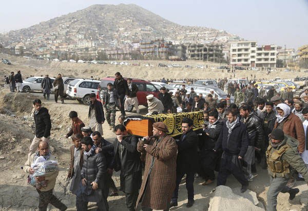 ▲阿富汗首都喀布爾（Kabul）發生自殺炸彈攻擊，死者親戚哀悼。2018年1月28日。（圖／達志影像／美聯社）