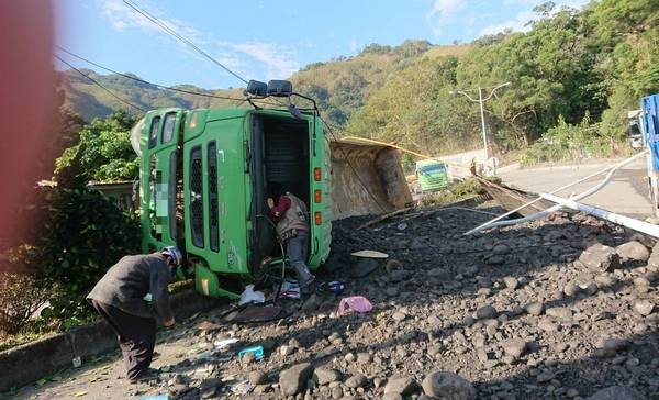 ▲桃園臺7線砂石車自撞分隔島