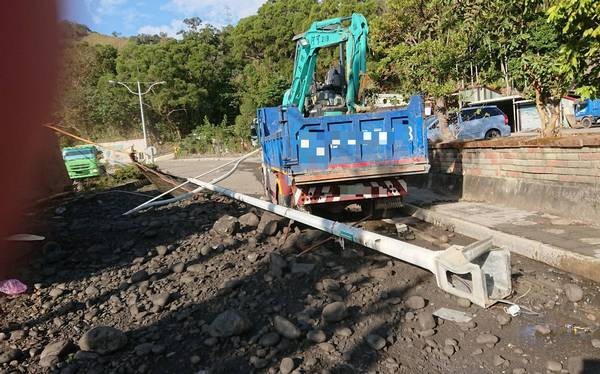 ▲桃園臺7線砂石車自撞分隔島