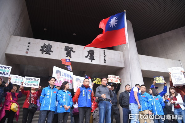 ▲總召曾銘宗帶領退警抗議楊蕙如案。（圖／記者林敬旻攝）