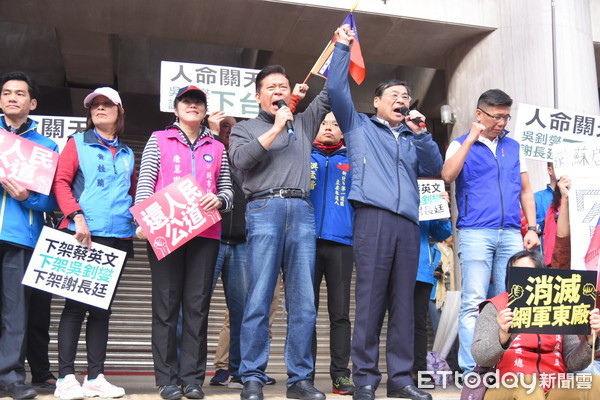 ▲總召曾銘宗帶領退警抗議楊蕙如案。（圖／記者林敬旻攝）