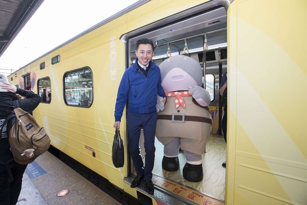 ▲新竹市長林智堅與河馬樂樂體驗動物彩繪區間車。（圖／新竹市政府提供）