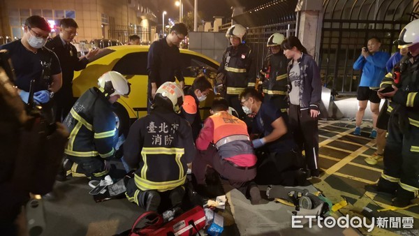 ▲▼台北市通北街國防部軍營旁，一輛計程車自撞。（圖／記者黃彥傑攝）