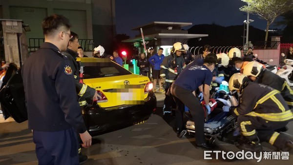 ▲▼台北市通北街國防部軍營旁，一輛計程車自撞。（圖／記者黃彥傑攝）