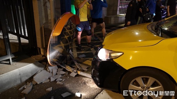 ▲▼台北市通北街國防部軍營旁，一輛計程車自撞。（圖／記者黃彥傑攝）