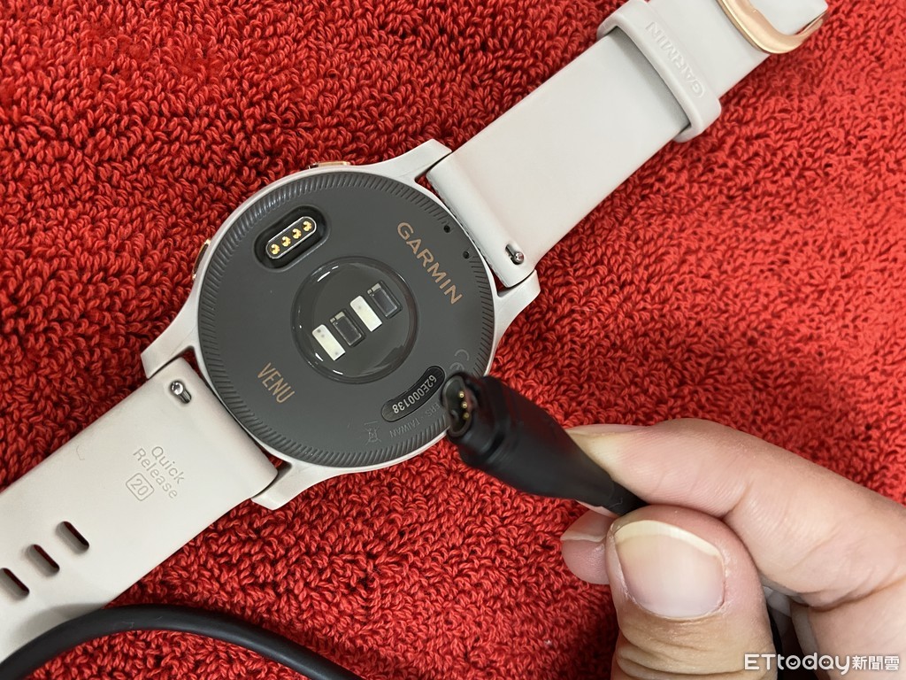 ▲▼Garmin Venu,Amazfit GTS。（圖／記者邱倢芯攝）