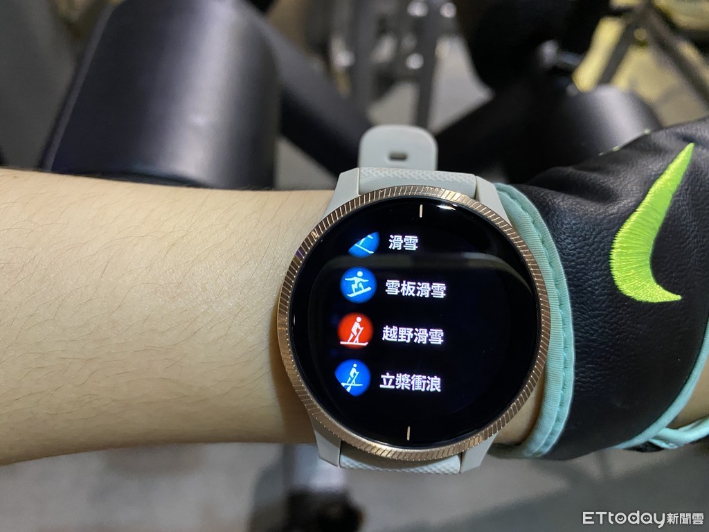 ▲▼Garmin Venu,Amazfit GTS。（圖／記者邱倢芯攝）