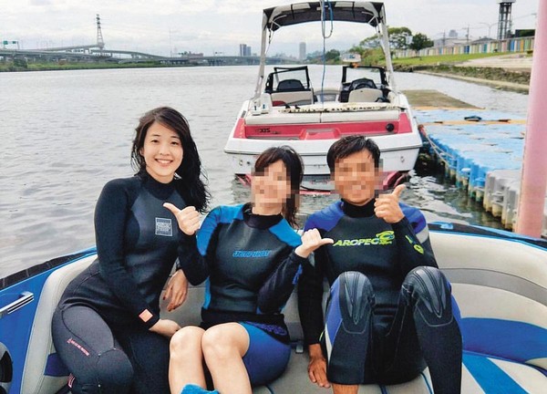 楊宇晨（左）可說是「白富美」，生活過得愜意，今年3月還和好友去玩滑水。（翻攝IG）