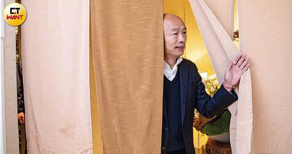 韓國瑜一身輕便西裝，拉開門簾進入包廂接受本刊專訪。