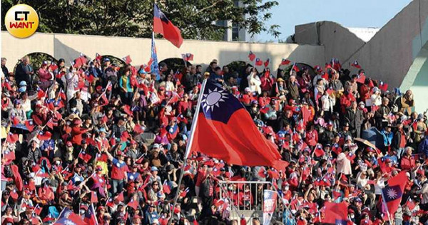  8日韓國瑜在新北市板橋第二運動場舉辦的「新北大造勢」上，擠滿揮舞國旗的支持群眾。（圖／張文玠攝）