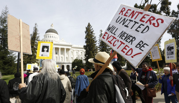 ▲▼  美國加州民眾2014年2月18日上街抗議，反對「艾利斯法案」（Ellis Act）。（圖／達志影像／美聯社）