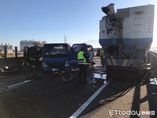 ▲高雄台88快速道路大寮區大寮交流道上午發生連環大車禍         。（圖／記者洪靖宜翻攝）