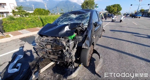 ▲▼花蓮中央路二段閃黃燈路口車禍，2長者噴飛10公尺重傷。（圖／記者蕭可正翻攝）