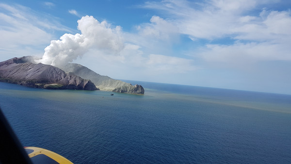 ▲▼紐西蘭懷特島（White Island）火山爆發，陸地覆蓋著火山灰。（圖／路透）