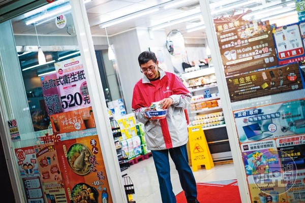 林俊文送美食維生，自己則在超商買零食、泡麵打發晚餐，想存錢帶太太去日本玩。